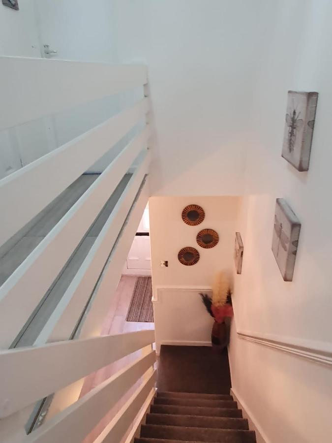 Bv Luxury Spacious 3 Bedroom House At Isaac Close Манчестер Экстерьер фото