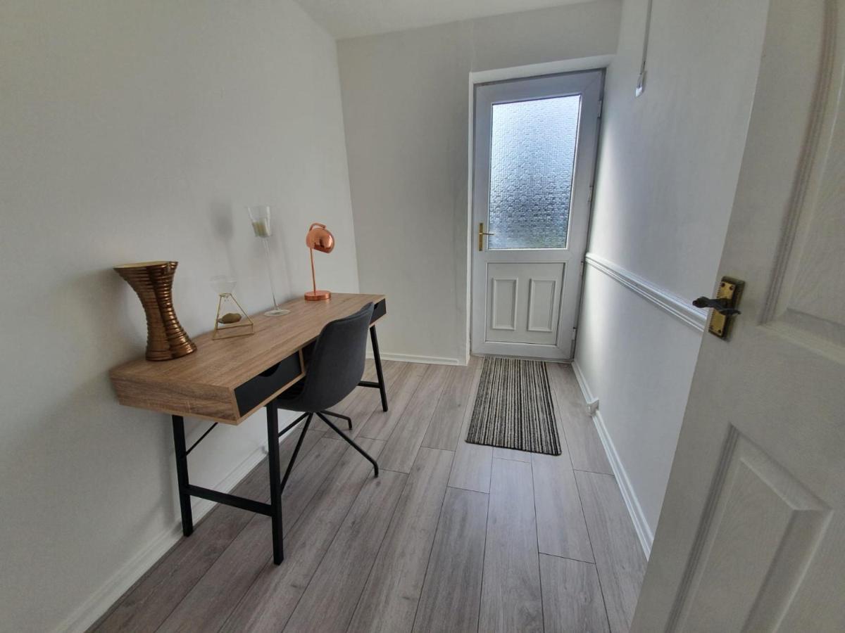 Bv Luxury Spacious 3 Bedroom House At Isaac Close Манчестер Экстерьер фото