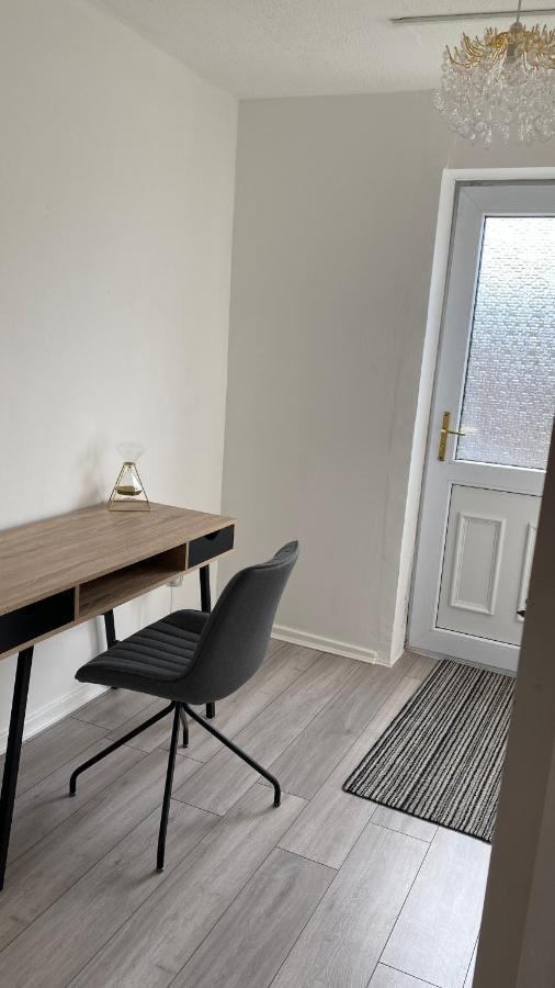 Bv Luxury Spacious 3 Bedroom House At Isaac Close Манчестер Экстерьер фото